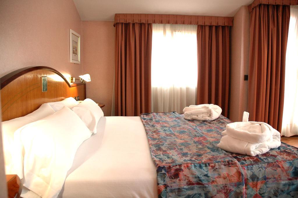 Hotel Arumi Santa Eugenia de Berga Rom bilde